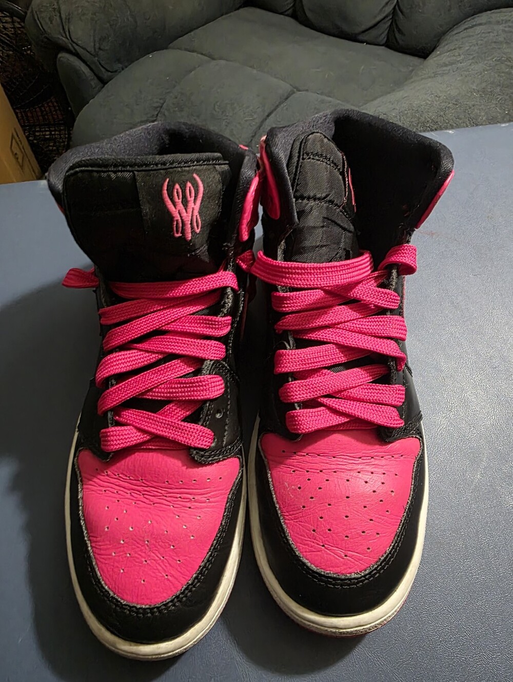 Jordan 1 Women's Size 7/5.5y High-Top Sneakers in Black and Hot Pink